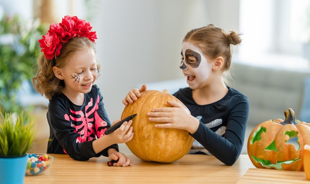 ハロウィーンの準備をしている幸せな子供たち