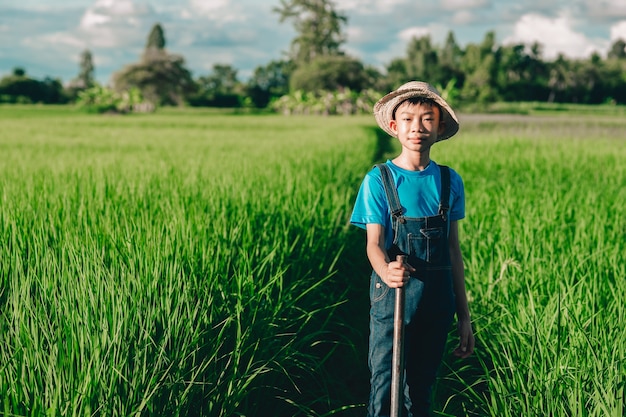 행복한 아이들은 미소를 지으며 유기농 쌀을 먹습니다.