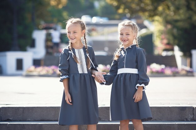 制服を着た幸せな子供たちが屋外で笑顔