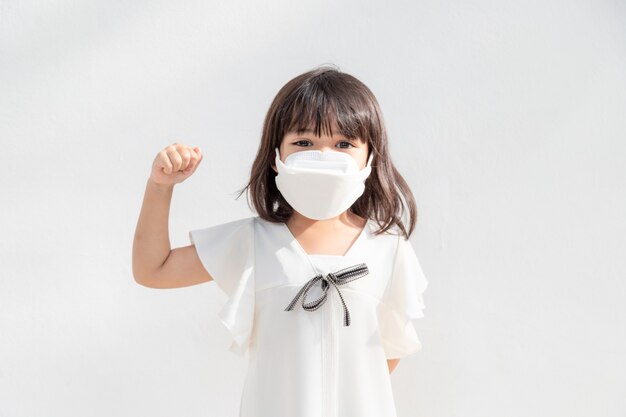 Bambini felici che indossano la maschera per proteggersi dal coronavirus e dall'epidemia di influenza. protezione da virus e malattie.