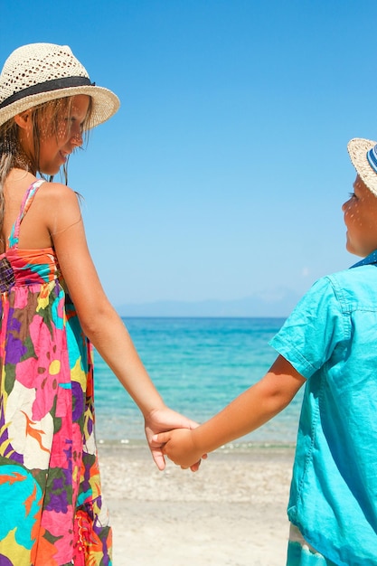 自然旅行の海辺で幸せな子供たちの週末