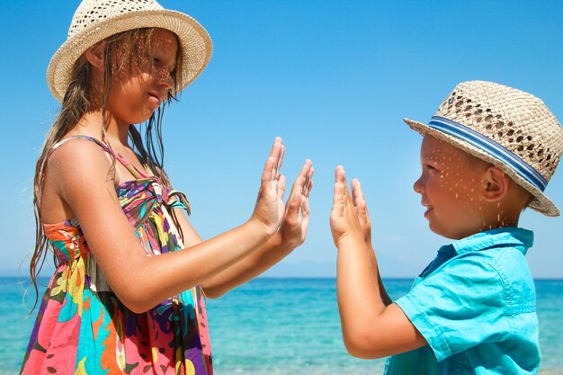 自然旅行の海辺で幸せな子供たちの週末