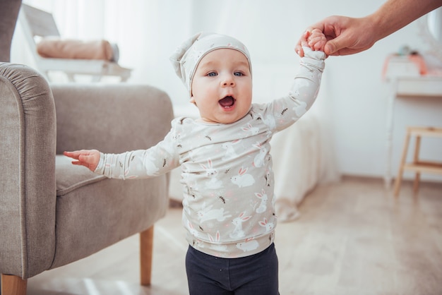 Happy kinderstoel naast een lichte kamer