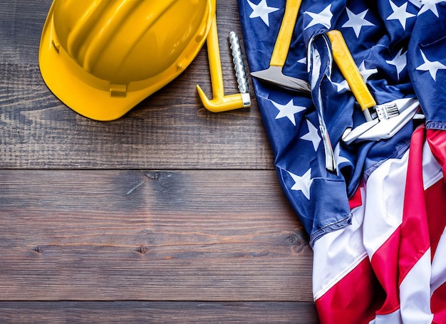 写真 幸せな労働者の日のコンセプト木製の背景にさまざまな構築ツールとアメリカの国旗
