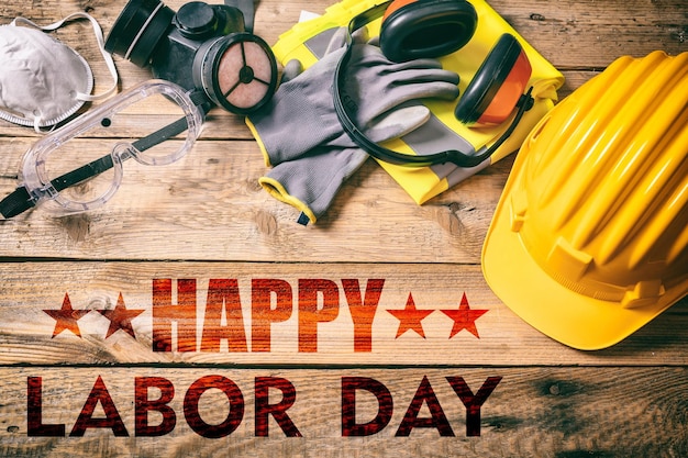 Happy labor day testo e strumenti di costruzione sulla celebrazione delle vacanze in legno usa