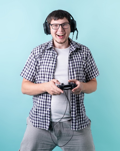 행복 함 웃음 젊은 남자 비디오 게임