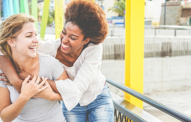 Photo happy lesbian couple embracing on bridge in city