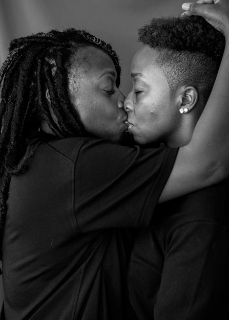 Photo happy lesbian couple kissing passionately