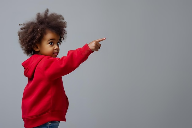 Счастливая маленькая афроамериканская девочка указывает пальцем на генеративный ИИ