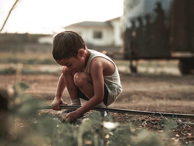 Foto piccolo ragazzo asiatico felice che gioca all'aperto