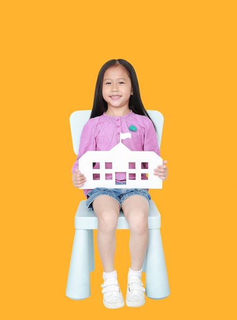사진 아이의 자에 앉아 종이 학교를 들고 행복 한 작은 아시아 아이 소녀