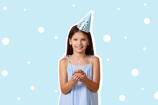 С днем рождения девочка с праздничным конусом, держащим кекс
