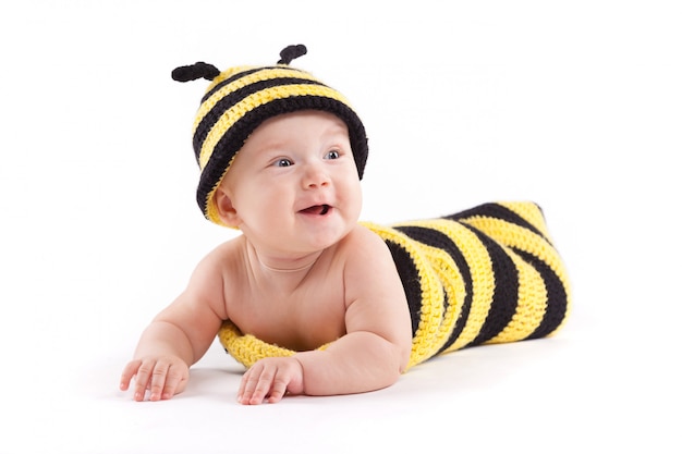 Счастливый маленький мальчик в костюме пчелы