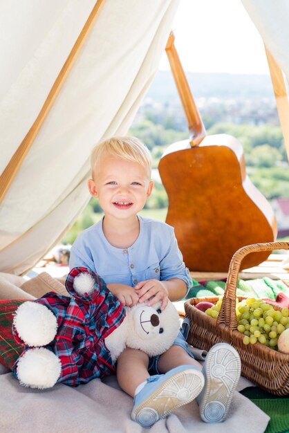 キャンプの子育て中の幸せな男の子幸せな瞬間夏におもちゃで遊ぶ幸せな子供