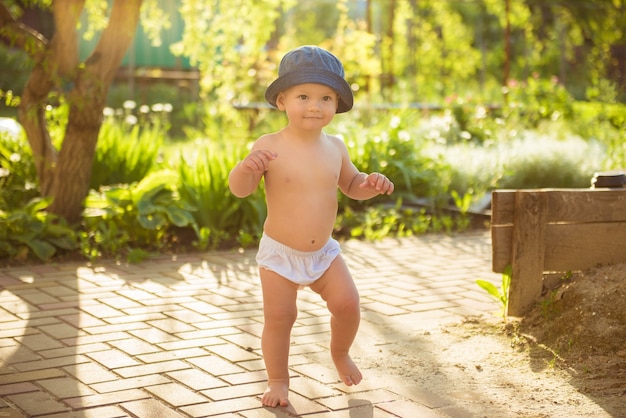 Ragazzino felice che gioca nel parco in un buffo cappello di panama