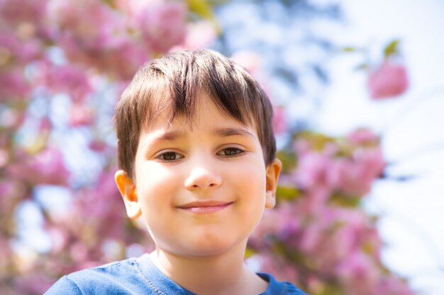 笑って幸せな男の子