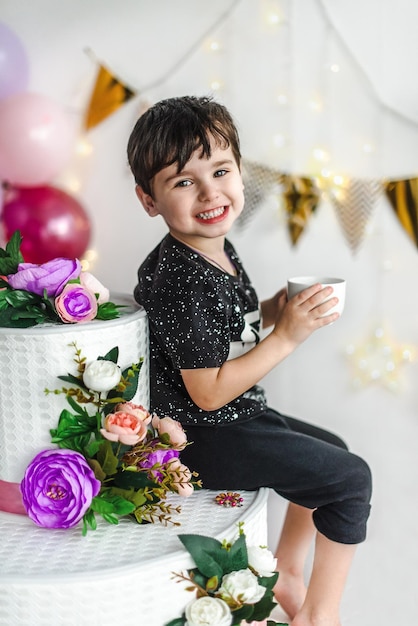 Photo a happy little boy with a huge cake birthday