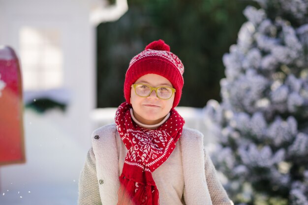 Ragazzino felice con cappello rosso e occhiali verdi, il periodo natalizio