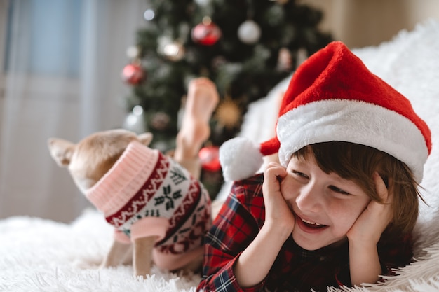 Felice piccolo bambino e cane a natale