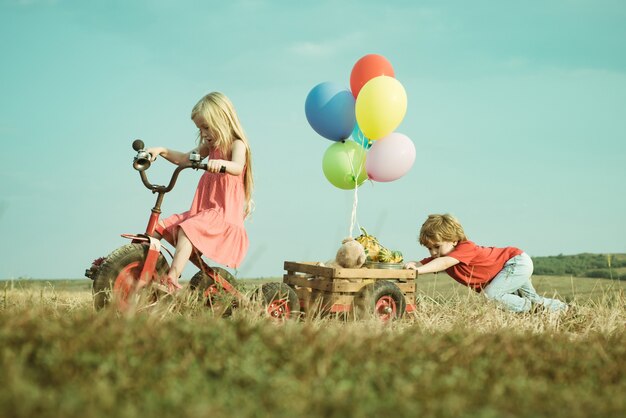 Piccoli bambini felici che sorridono amici intimi mentre si divertono all'aperto i bambini si divertono a fr...