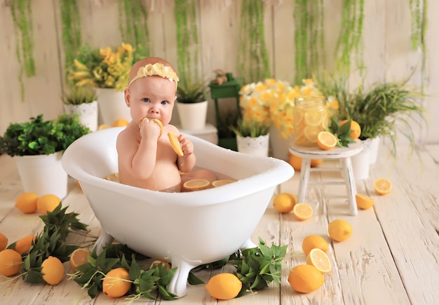 Photo happy little girl bathes in the bath