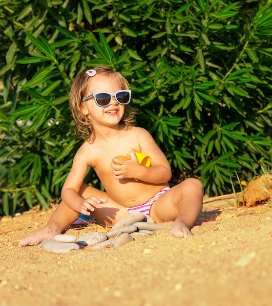 Photo happy little girl on the beach