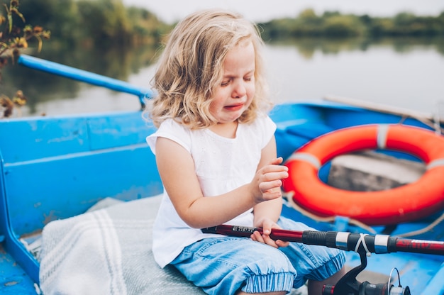 счастливая маленькая девочка в лодке