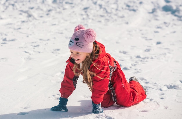 写真 雪の日に遊ぶ幸せな小さな女の子 クリスマスと幸せな新年 冬の散歩で笑顔の子供