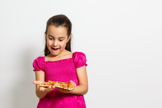 피자를 먹는 행복한 어린 소녀 흰색 배경