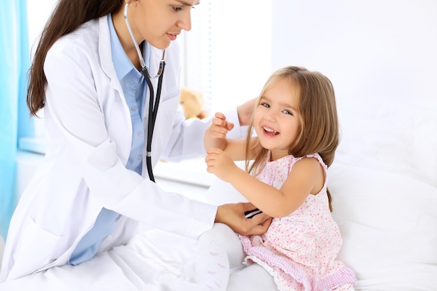 Bambina felice all'esame di salute presso l'ufficio del medico