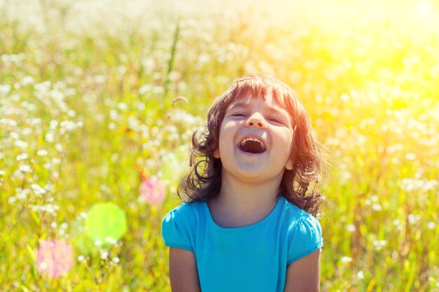 牧草地の幸せな少女