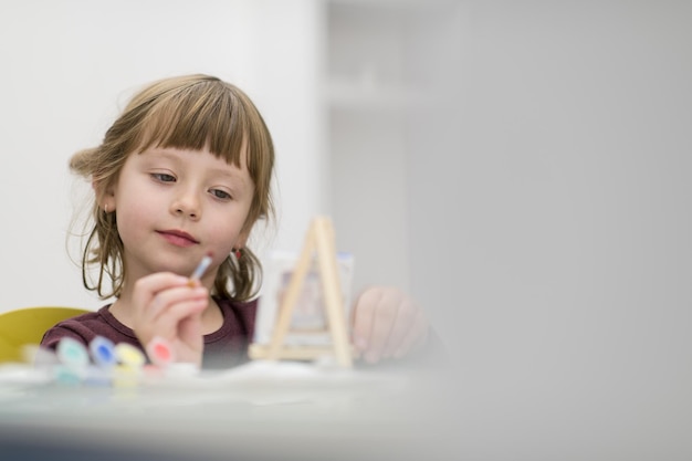 自宅でキャンバス画像に絵を描く幸せな少女