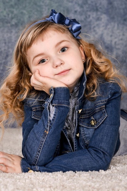 Photo happy little girl posing