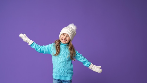 Foto bambina felice in abiti invernali
