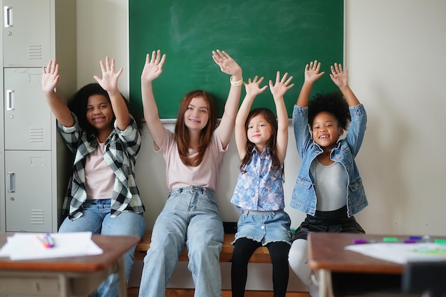 Foto bambine felici contro la lavagna con il ritorno a scuola