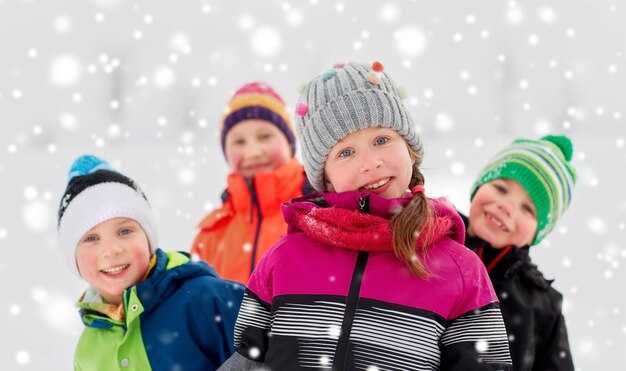 Foto bambini felici in abiti da inverno all'aperto