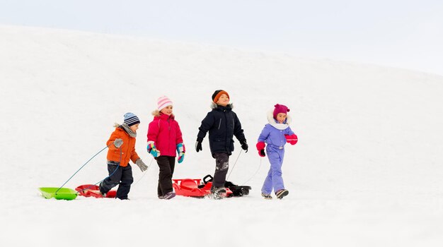 Foto bambini felici con le slitte in inverno