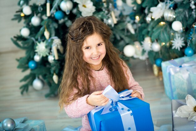크리스마스 선물 상자와 함께 행복 하 게 웃는 소녀.