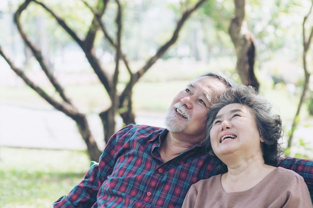 Happy love Ouderen paar smileygezicht Senior paar oude man senior vrouw ontspannen knuffel in een bos