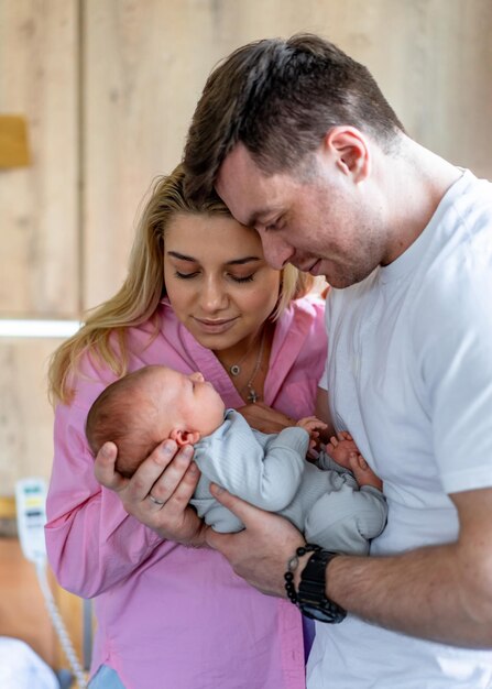 Foto buoni genitori del parto, nuova famiglia, gente con un bambino appena nato.