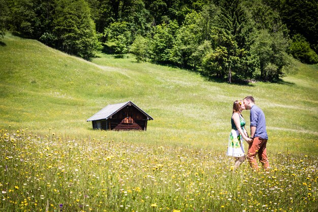 Foto amanti felici in vacanza nelle montagne delle alpi