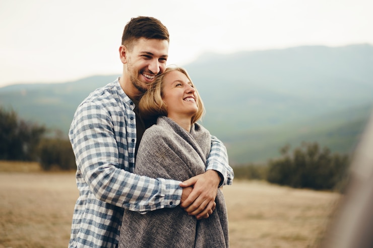 Photo happy loving couple hiking and hugging in mountains, close up