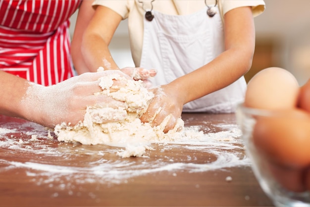 La famiglia amorevole felice sta preparando insieme la panetteria.