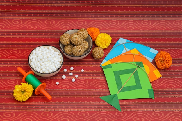 Happy Makar Sankranti, Pongal en Uttarayan met Kite, haldi kum kum-kommen en tilgul-snoepjes