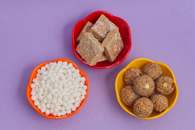 Happy Makar Sankranti, Pongal 및 Uttarayan with Kite, haldi kum kum bowls and tilgul sweets