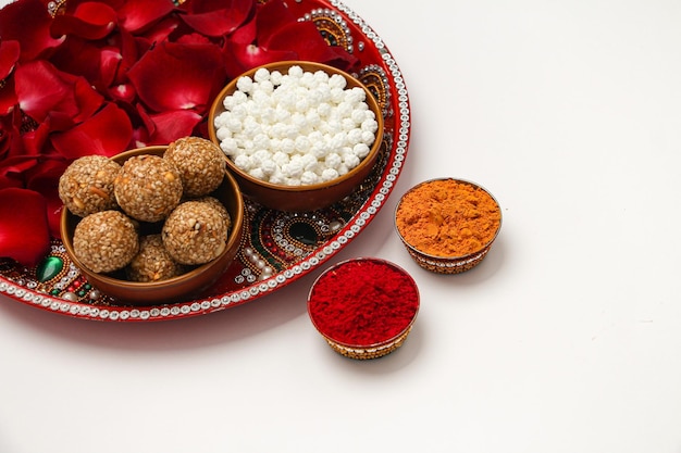 Happy Makar Sankranti, Pongal 및 Uttarayan with Kite, haldi kum kum bowls and tilgul sweets