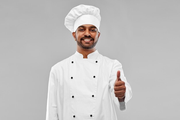 Фото Счастливый индийский шеф-повар в токе показывает большой палец вверх
