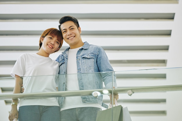 写真 モールで幸せな男と女