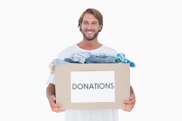 Photo happy man carrying donation box