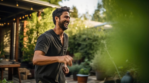 Счастливый мужчина танцует на вечеринке на открытом воздухе во дворе